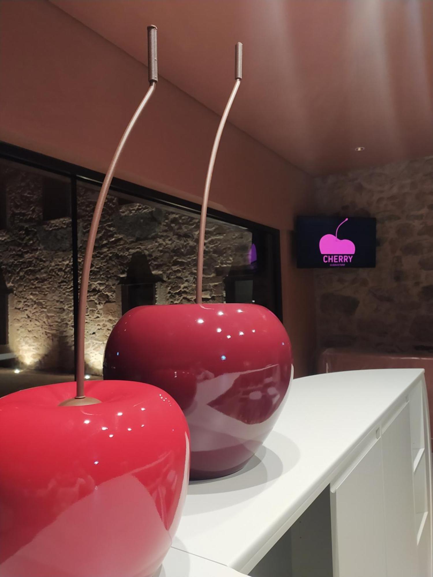 Cherry Sculpture Hotel Paul Bagian luar foto