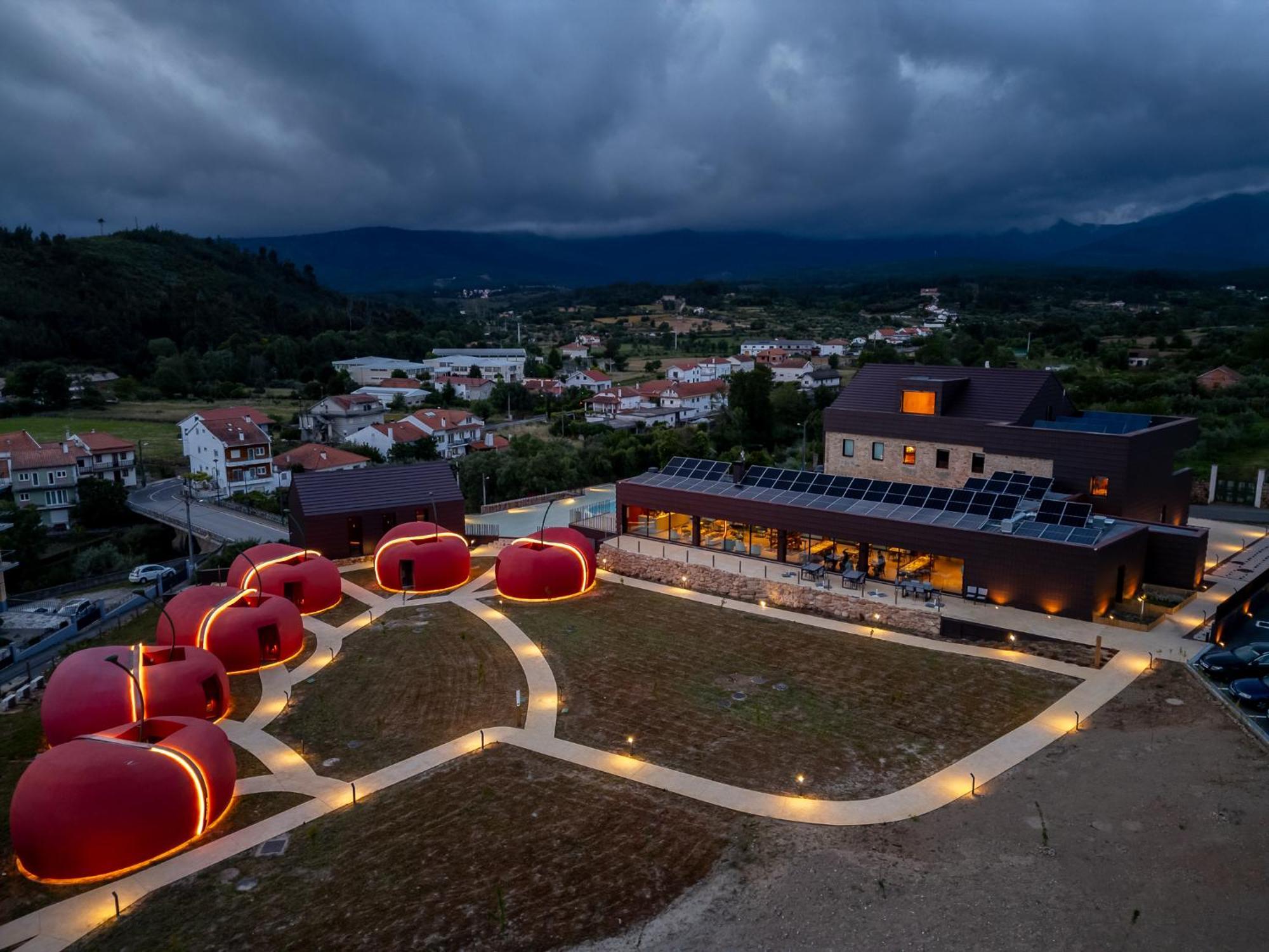 Cherry Sculpture Hotel Paul Bagian luar foto